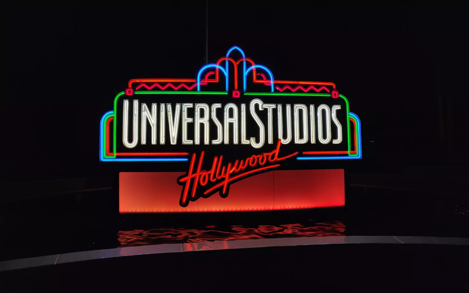 Universal Studios is a huge place, with lots to see and do. If you want to experience as much as possible in 1 day, it is important to plan your day. By planning your day, you will be able to get more in than you would if you went in without a viable plan. Universal Studio Tours